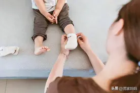 为何宝宝喜欢脱鞋袜和衣物？原因不简单，关键是如何引导他穿回去图片