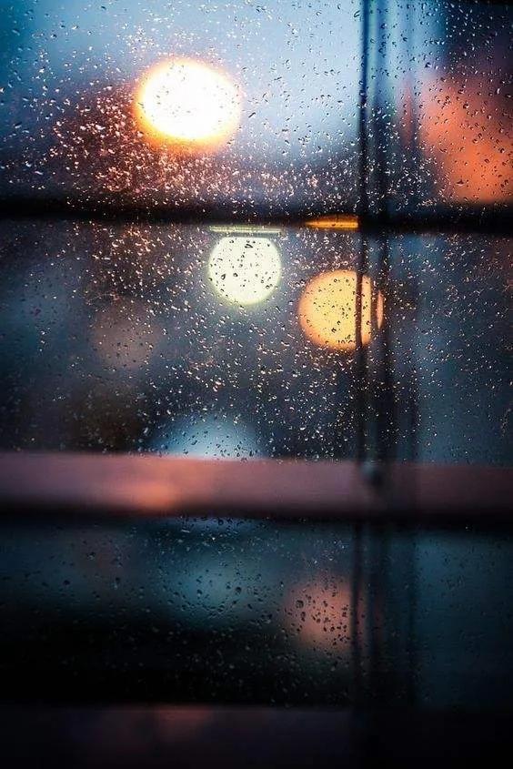关于电闪雷鸣的夜晚心情说说句子（雨夜）