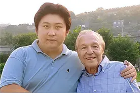 英国房东为中国留学生免租8年，晚年患病，小伙将其接到中国养老图片