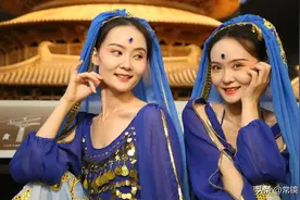 漂亮双胞胎小姐姐走红，长相身材一样，亲友只能靠声音分辨谁是谁图片