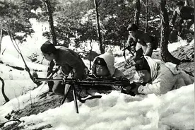 志愿军师长进入隧道休息，忽然发现情况不对：对面山坡有大片帐篷图片