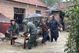暴雨袭城 安徽亳州公安全力守护群众平安图片