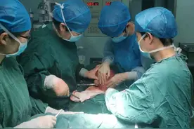 河南省人民医院豫南分院成功完成一例罕见巨大子宫肌瘤切除手术图片