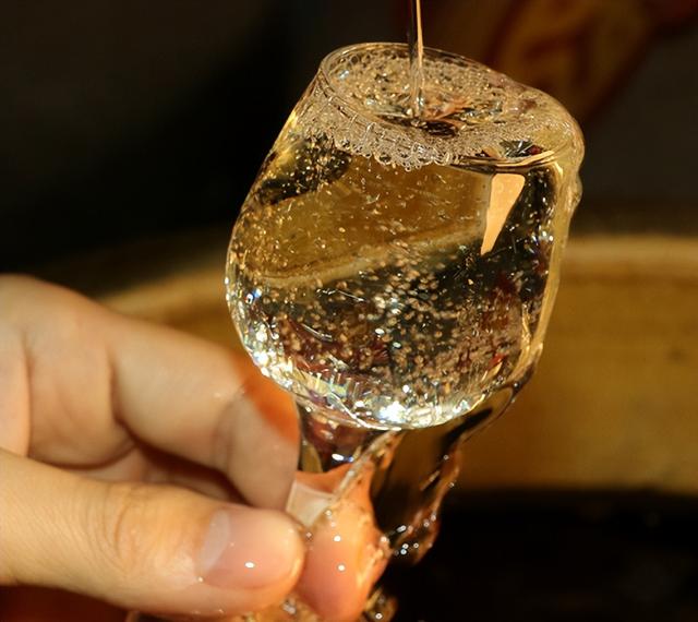 给别人倒酒时,对方"敲桌子"是什么意思?建议了解,免得闹笑话