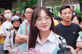 高一女生手捧鲜花在考场外等候，成为高考最美守候，2年后现如何图片