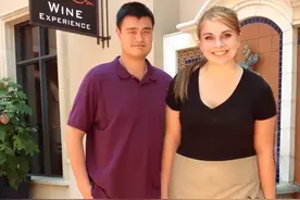 姚明体型就这么夸张！水里身材似绿巨人 奥尼尔站一旁显娇小图片