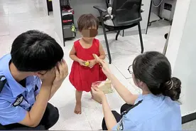 两个10岁小姐姐“捡到”2岁萌娃，结果亮了！图片