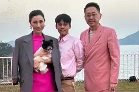 53岁李嘉欣晒一家三口全家福，打扮粉嫩太尴尬，11岁儿子颜值普通图片