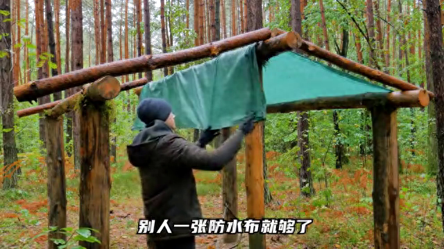 男子在荒野建房子，徒手搭建三室一厅，不愁找不到媳妇了