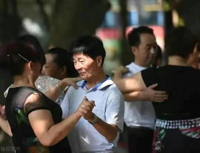 为何说交谊舞跳不得？63岁阿姨哭诉：跳交谊舞三个月，我失去一切