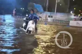 最美外卖小姐姐：冲进暴风雨 急流中“捞车”图片