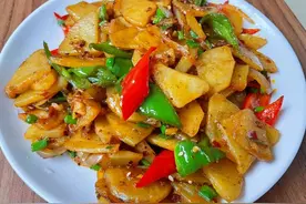 教你做家常干锅土豆片，脆嫩鲜香，香辣可口，非常过瘾图片