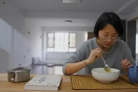 女白领靠“断舍离”火上央视，88平房子仅6件家具，每月仅花300块图片