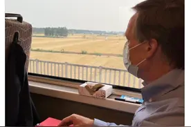 美国驻华大使乘坐中国高铁，然后说了一句话图片
