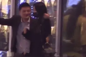 知名女星遭大龄商务男揩油！深夜聚餐后被男方搂腰，当场挣脱抗拒图片