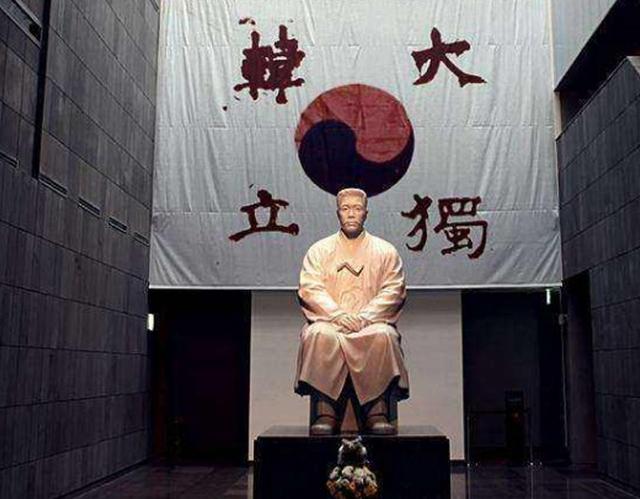 他生下来就有七个黑痣，人人都说天神下凡，长大后果然成为大英雄
