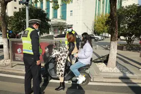 电动自行车不能带成年人，武汉蔡甸交警持续严管图片