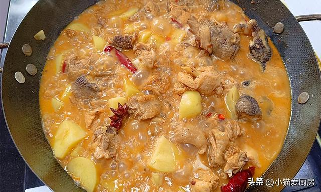 四川人做的土豆烧鸡就是不一样，味道麻辣鲜香，汤汁泡饭也特别香