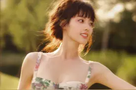 张嘉倪罕见晒美照，35岁穿吊带大秀事业线，身材前凸后翘曲线迷人图片