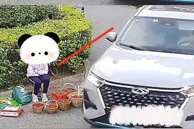 白色小车碾压樱桃摊直接离去，卖樱桃小女孩崩溃大哭，交警已介入图片