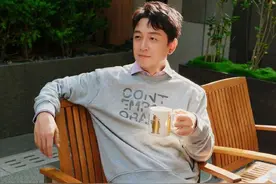 48岁潘粤明看世界杯喊话国足：亚洲球队进步明显，希望国足也可以硬碰硬地与欧美球队过招图片