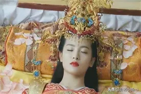 明朝古墓里居然还生活着人，并且就睡在公主的石制棺床上图片