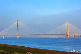 堤角长江大桥蓄势待发图片