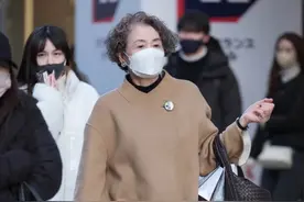 日本女人真会穿：裙长过膝、衣装素雅，看似普通实则优雅高级图片
