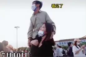 河南95后女孩将75岁养父扛在肩上看升国旗，网友泪奔：你养我小，我养你老图片