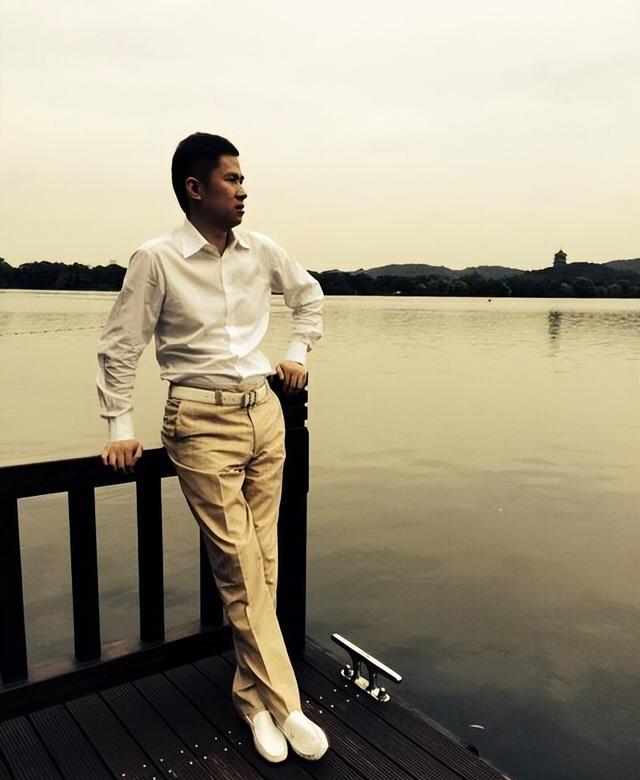 2000年元宵节,别人一家团圆,万家灯火,钱峰雷正拉着脸皮,四处跟朋友们