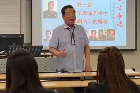 82岁高龄歌唱家，唱歌跑调，还在亲自上课教学图片