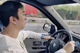 王思聪亲自开豪车，脖子前倾富贵包凸出，手戴名表全球限量30只图片