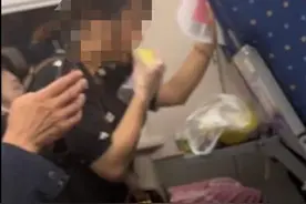 乘客吐槽女子在高铁车厢内吃榴莲，12306：密封好的榴莲可以带上高铁，但不建议食用图片
