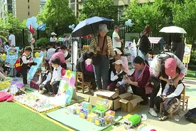 赤壁：传递家力量 亲子共成长 “萌娃摊主”义卖献爱心图片