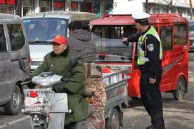 70岁以上不能骑电动三轮车，网友提出3种解决方案，你会选哪个？图片
