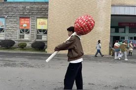 男生用520包辣条做巨型棒棒糖送女友图片