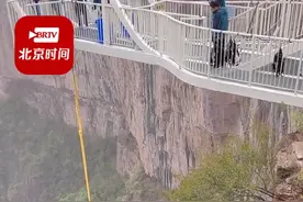 网传游客玩蹦极遇停电被挂在空中，景区回应：人没事，吊了20分钟最后手摇拉上来了，当时未收到停电通知图片