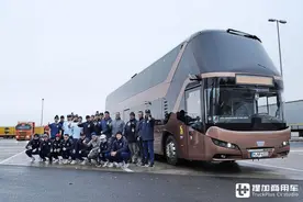 豪华大巴界的天花板？定制版尼奥普兰Skyliner双层公路客车实拍图片