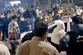 因燃放烟花出现摩擦？河南鹿邑8名少年当街掀翻警车，6人被捕！图片