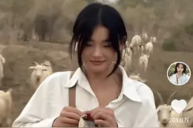 00后山东姑娘新疆放羊被称“荒漠屠夫”！一包干脆面召唤羊群、8分钟宰一只羊，一周涨粉347万图片