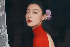 女星倪妮《the Ballroom》杂志封面大片，复古卷发红裙柔情万种图片