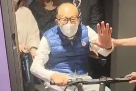 97岁李嘉诚现身五月天演唱会，骑电动车进场众人簇拥，头顶秃了图片