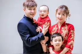 主持人朱桢晒全家合照，1岁小儿子首露正脸，一家四口模样好相似图片