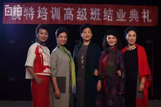 女子穿警服半辈子 60岁后走秀拿奖