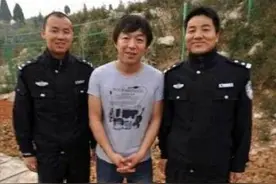 当明星和警察合影：黄渤气质秒变嫌疑犯，撒贝宁机智搂肩不尴尬图片