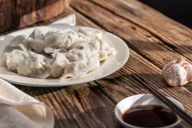 南方人到北方吃饺子没蘸酱油居然关押了一年图片