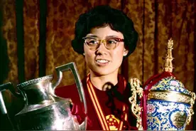 她是乒乓球世界冠军，离婚又再婚，曾在莫斯科摆地摊图片