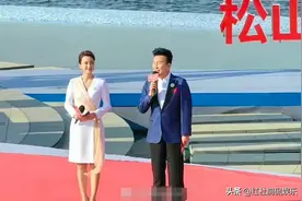 央视主持人张泽群张蕾搭档主持志愿者协会文艺演出，状态好有默契图片
