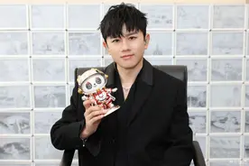 张杰晒出和蓉宝的合照，为即将到来的成都大运会打call：“世界有我们，青春的样子”图片