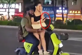 广州女孩坐黑人男友怀里骑车兜风，不雅视频流出，一画面难以启齿图片